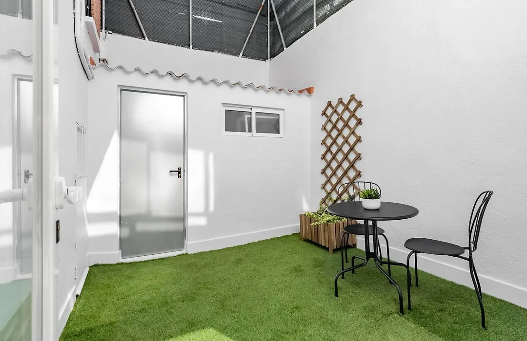 Cozy 2 Bedroom Apartment With Patio-1